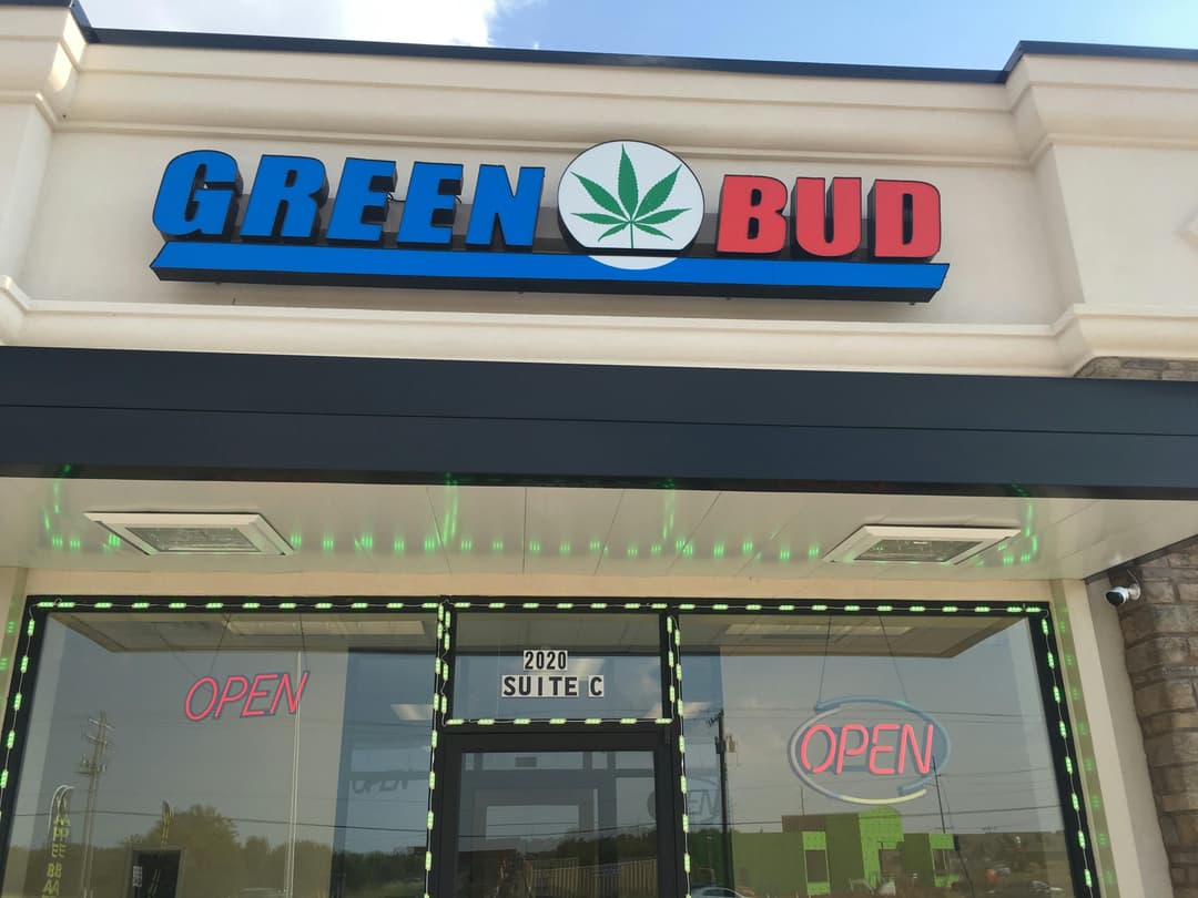GREEN BUD logo